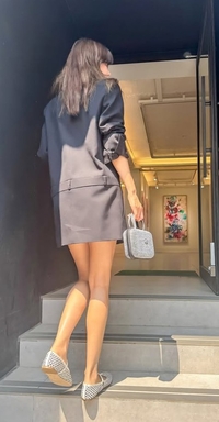 ‘뒤태 예술’ 그 자체가 화보!…‘하의 실종룩’으로 전시회 방문한 채정안