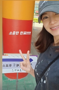 정가은, 노골적 인증샷!…‘V+빨간기둥’으로 지지표현