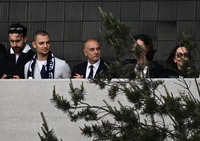 ‘경질 칼 만지는’ 레비 회장 앞 포스텍 연호하는 토트넘 팬…“곧 침묵 깬다”