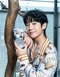 정해인, 감각적 패션+여유로운 미소…명품브랜드 화보로 올라운더 매력 입증