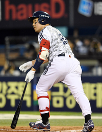 [포토]솔로 홈런 넘기는 두산 양의지