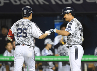 [포토]김재환과 홈런 하이파이브 나누는 두산 양의지