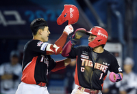 [포토]KIA 최원준-박찬호, 홈런에 티격태격