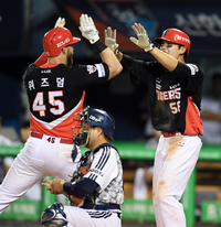 [포토]홈런 하이파이브 나누는 KIA 위즈덤과 오선우