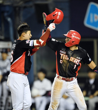 [포토]홈런의 기쁨을 나누는 KIA 최원준-박찬호