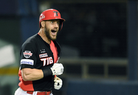 [포토]시즌 10호 홈런에 포효하는 KIA 위즈덤