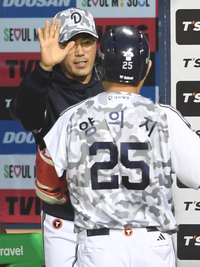 [포토]양의지의 홈런 축하하는 두산 조성환 감독대행