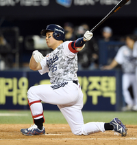 [포토]두산 양의지, 무릎을 꿇어도 홈런!