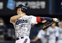 [포토]솔로 홈런으로 동점 만드는 두산 양의지