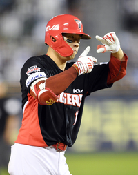 [포토]홈런 세리머니 하는 KIA 최원준