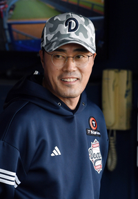 [포토]밝게 웃는 두산 조성환 감독대행