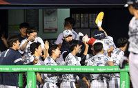 [포토]양의지의 동점 홈런에 들썩이는 두산 더그아웃