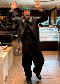 ‘신민아♥’ 김우빈, 일본에서 깜찍한 팬서비스…예능감↗