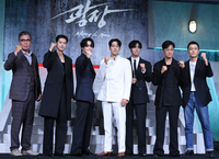 [포토] 파이팅 외치는 ‘광장’ 감독과 배우들