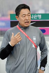 [포토]이야기 나누는 이민성 감독