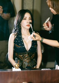 2NE1 산다라박, LA 공연에서 빛난 글래머러스 매력