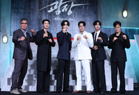 [포토] 포토타임 갖는 ‘광장’ 배우들