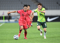 [포토]드리블 돌파하는 U-22 대표팀 이준규