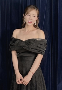 ‘쌍수 대성공’ 신지, 오프숄더 드레스로 뽐내는 한껏 달라진 미모