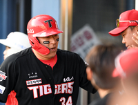 ‘KIA 지키는 맏형’ 최형우, 역대 최고령 ‘월간 MVP’+최다 6회 수상 ‘위업’…폰세·안현민 제쳤다