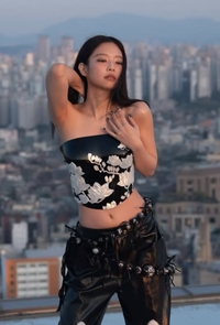 블랙핑크 완전체 준비 중인 제니, 300시간 수작업 공들인 ‘자개 패션’ 추억 소환