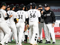 KT, 선발 ‘전원 안타’→4위 ‘등극’…강철매직 “타선이 골고루 집중력 보여줬다” [SS수원in]