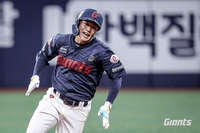 롯데 이호준, ‘손가락 통증’→결국 1군 말소…김태형 감독 “2주 정도 시간이 필요해” [SS수원in]