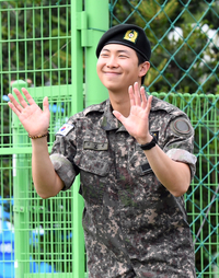 [포토]BTS RM, 팬들을 향한 미소 가득 전역 인사