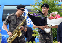 [포토]RM의 색소폰 연주와 함께 입장하는 뷔