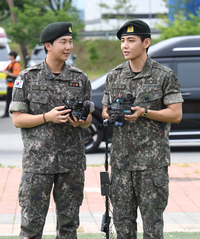 [포토]전역 소감 밝히는 BTS RM과 뷔