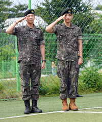 [포토]전역 신고하는 BTS RM과 뷔