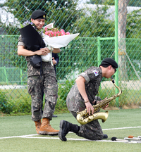 [포토]BTS RM-뷔 전역, RM의 열정적인 연주