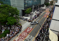 방탄소년단 RM과 뷔가 전역한 날, 하이브 사옥은 1500명의 아미로 포위돼