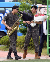 [포토]BTS RM-뷔 전역, 색소폰 연주와 함께