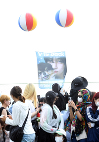 [포토]팬들 뒤로 떠오르는 뷔 전역 축하 애드벌룬