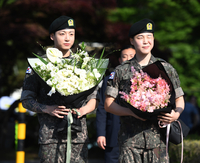 [포토] BTS 정국-지민 ‘전역 축하 꽃다발 들고’