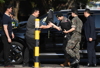 [포토] 축하 꽃다발 받는 BTS 정국-지민