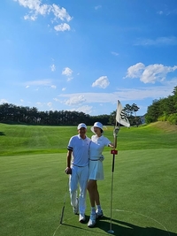 최여진, ♥김재욱과 달달한 신혼 근황 ‘꼭 붙은 채 행복 미소’ [★SNS]