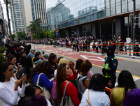 방탄소년단 소속사 하이브, 외국팬들이 에워쌌네... [포토]