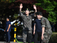 [포토] 팬들에 인사하는 BTS 정국-지민