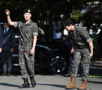 [포토] 전역하는 지민-정국 ‘기다려 주셔서 감사합니다’