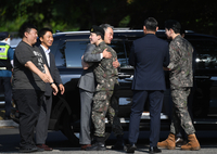 [포토] 방탄소년단 정국-지민 ‘전역 후 소속사 관계자와 포옹’