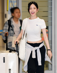 [단독] 천사가 따로 없네! 이유비, 화이트 티셔츠과 천진스런 표정·미소로 인천공항을 환하게 만들어
