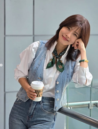 배우 유선, 세련된 청청패션으로 시선 집중…‘원조 패셔니스타’의 품격