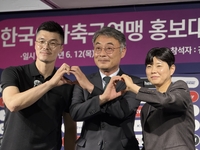 여자축구연맹 홍보대사로 뛰는 김영광·전가을 “딸에게 축구를 시켜도 이상하지 않은 환경 되도록”[SS현장]