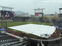 ‘폭우’ 내린 대전→결국 ‘방수포’ 깔렸다, LG-한화 ‘1·2위 빅매치’ 비가 가로막나 [SS현장속으로]