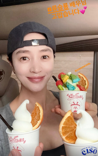 김혜수, 류승룡 커피차 선물에 함박미소…“선행으로 이어진 따뜻한 인연”