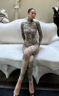 제니, 완벽한 S라인 뽐내며 “조심히 다뤄주세요!”