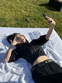 에스파 카리나, 잔디 위 여유... ‘시크+청량’ 비주얼 과시