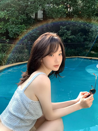 다비치 강민경, 여유로운 휴가 근황 공개…햇살보다 빛나는 미모